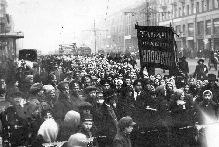 Работницы и рабочие табачной фабрики на выступлении в Санкт-Петербурге в 1917 году, фотограф неизвестен