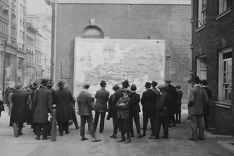 Жители Филадельфии рассматривают новую карту Европы в 1918 году