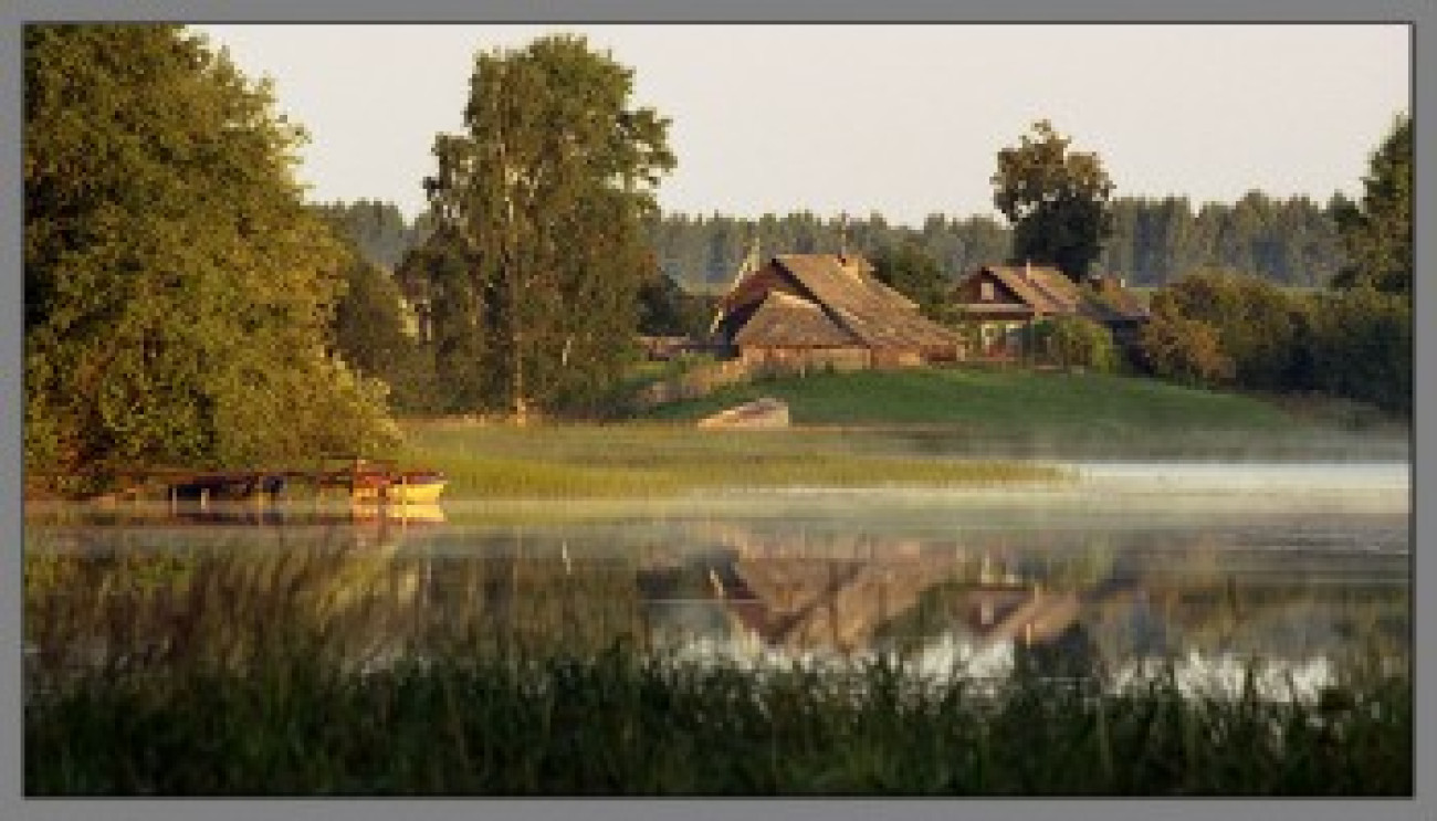 Деревня рядом. Речка в деревне. Деревенский домик у реки. Лето в деревне на речке. Утро на реке у деревни.