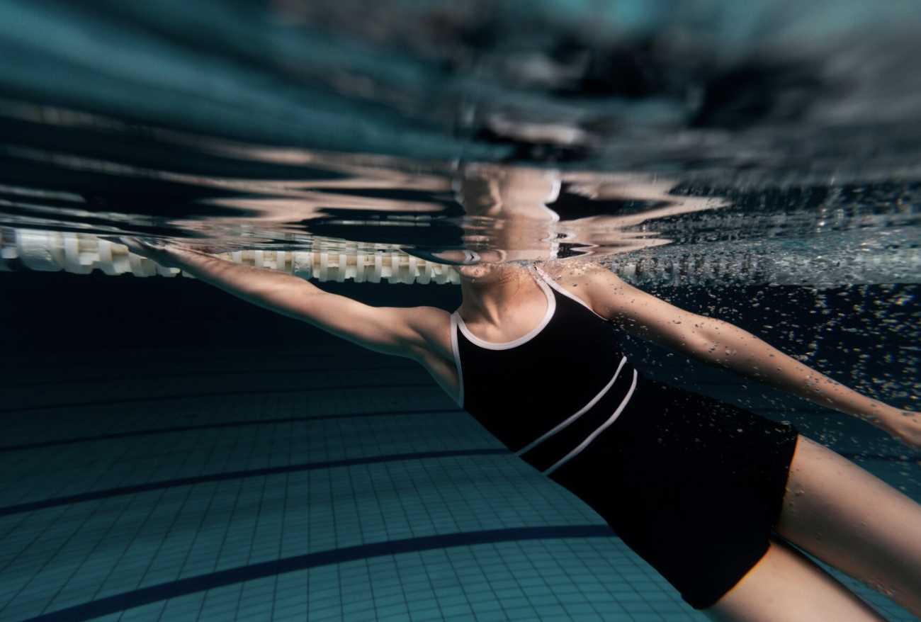 Пассивно плавающие. Плавание на спине картинки. She likes swimming. Looking up at the swimming circle.