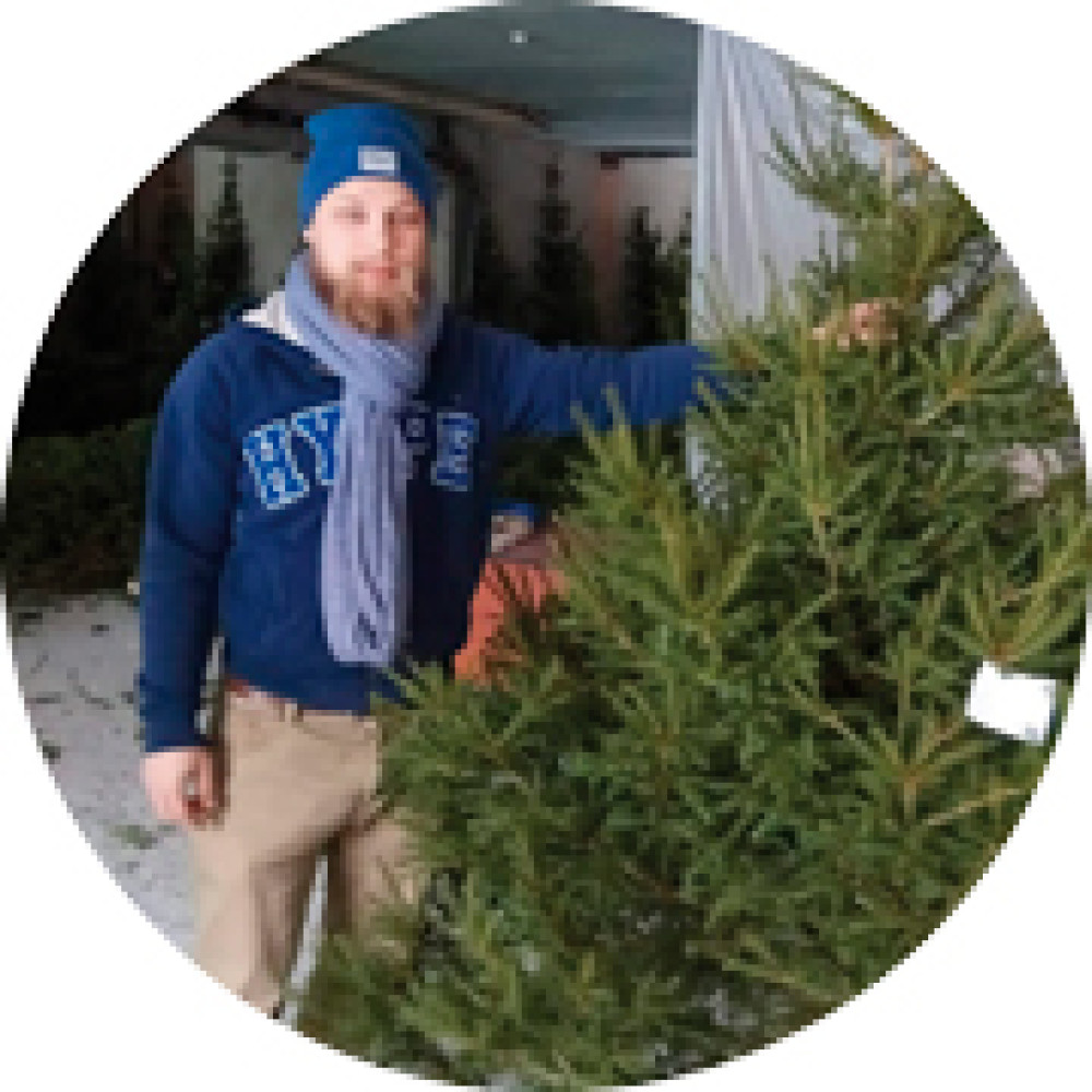 Илья Попадейкин, владелец сезонного магазина живых новогодних деревьев «Елки Иголки» @elki_tomsk