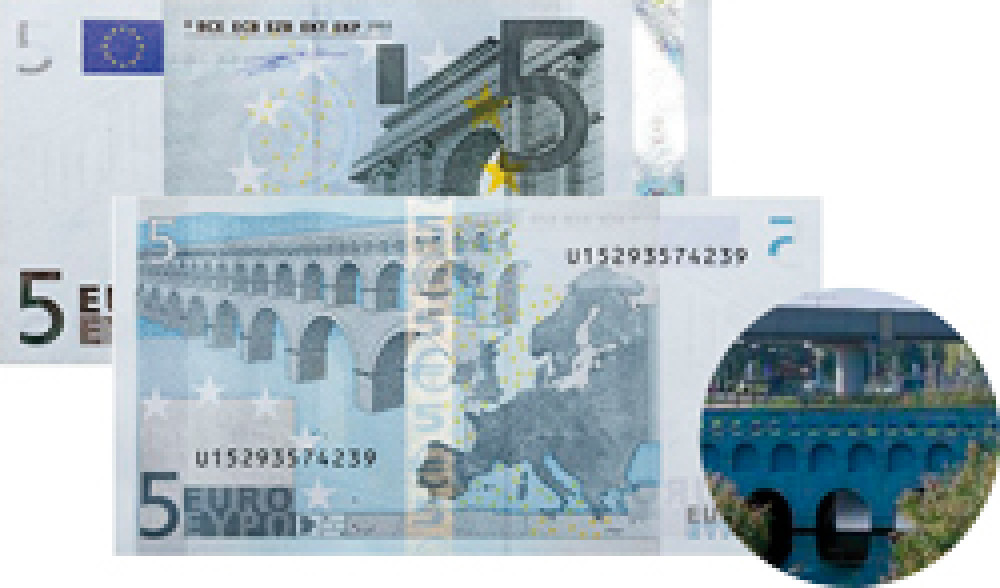 Купюру номиналом 5 евро сделали серо-голубого цвета, главная тема — античность с триумфальными арками и акведуками.