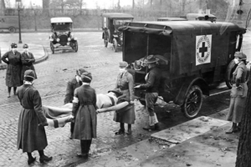 Скорая помощь вывозит жертв испанского гриппа в Сент-Луисе, 1918 год