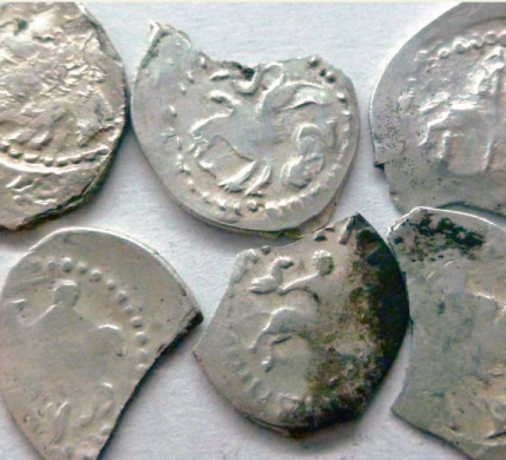 В кладах XV-XVI веков часто находили неполноценные монеты. Люди специально срезали края монет, надеясь, что убыль не будет заметна, а накопленное серебро прятали в кладах.