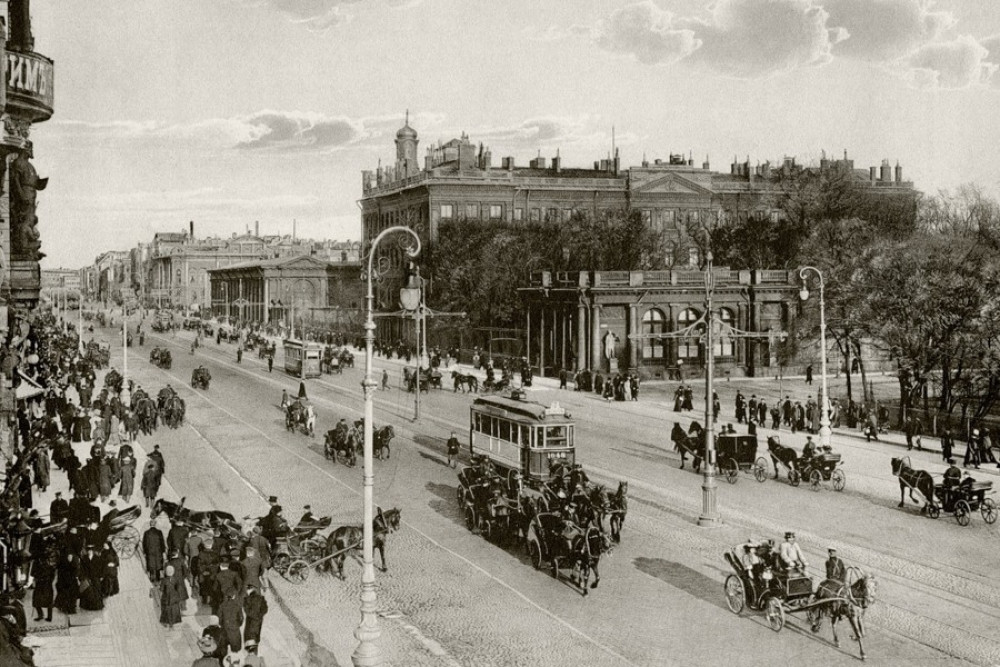 Фото: chronograph.livejournal.com, Санкт-Петербург, вид с Большого Конюшенного моста на Круглый рынок. 1900 год