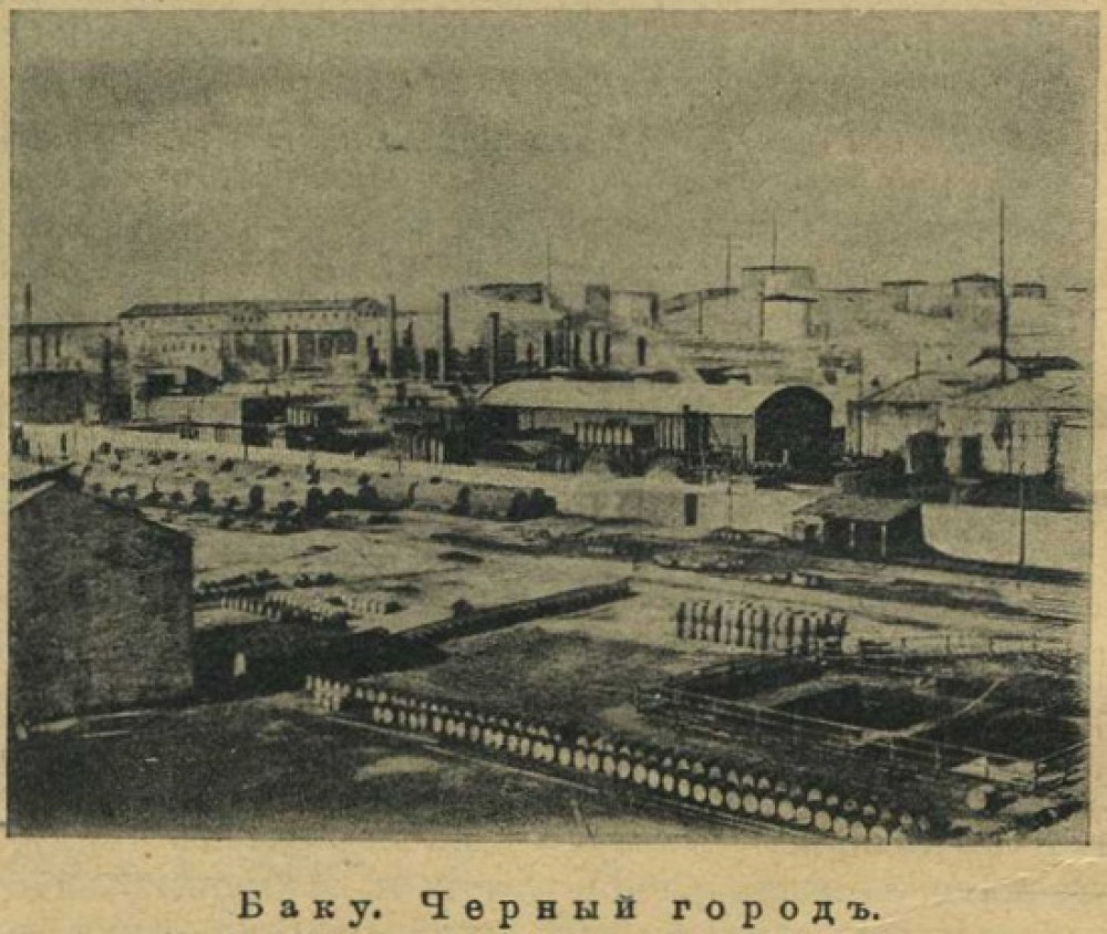 На рубеже XIX-XX веков Баку называли Черным городом из-за того, что в нем и его окрестностях сосредоточились предприятия нефтяной промышленности. Фото 1910 года.