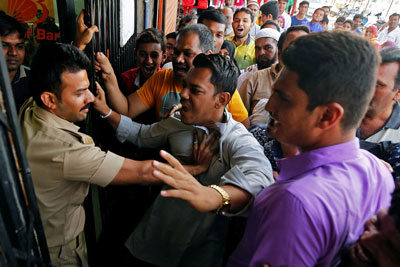 Несколько дней после объявления реформы в индийских банках были огромные очереди и вспыхивали драки. Фото: Amit Dave, Reuters