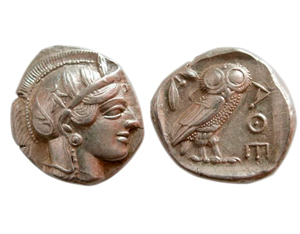 Тетрадрахма из Афин, 440-404 гг. до н. э., серебро, 17,24 граммаНа аверсе чеканили профиль греческой богини Афины, которую считали покровительницей города. На оборотной стороне изображали сову, священную для афинян птицу.