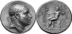 Серебряная монета понтийского царя Митридата III. На реверс наносили детализированное изображение Зевса с орлом на руке.