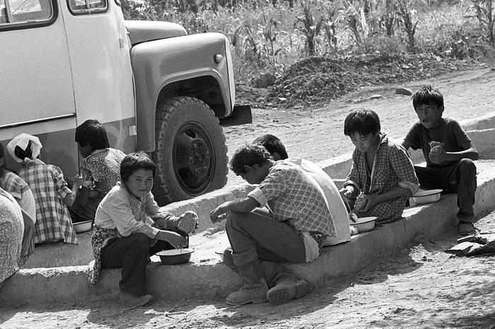 Киргизская ССР, 1988 год. Дети из школы-интерната на сборе урожая хлопка, перерыв на обед. Фотохроника ТАСС