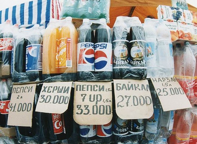 Цены в 1997 году в России перед деноминацией рубля. Фотоархив журнала «Огонек».
